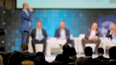 Öğretim görevlisi Konferansı'nda seyirci dinler