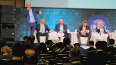 Öğretim görevlisi Konferansı'nda seyirci dinler