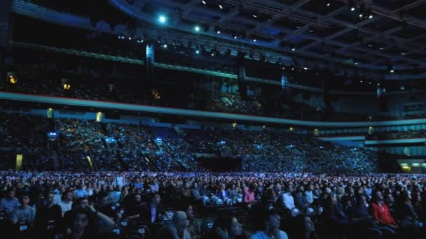 Odwiedzający udziału w konferencji biznesowych w dużej sali — Wideo stockowe