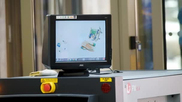 Equipaje escaneado en la pantalla del escáner de rayos X en el aeropuerto — Vídeo de stock