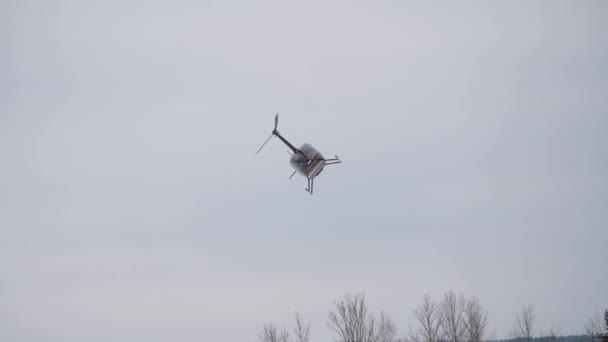 Petit hélicoptère volant dans le ciel — Video