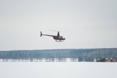 Gökyüzünde uçan küçük helikopter