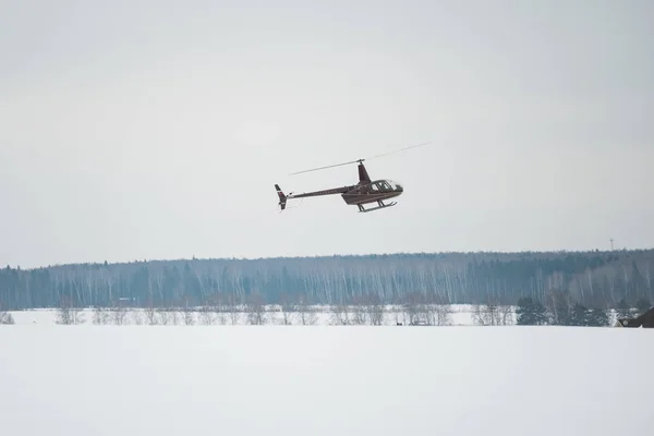 Kis helikopter repül az égen — Stock Fotó