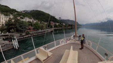 Chillon Castle Cenevre Gölü boyunca turistik gemi yelken