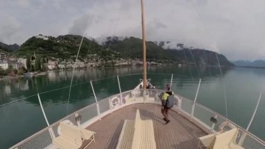 Chillon Castle Cenevre Gölü boyunca turistik gemi yelken