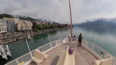 Chillon Castle Cenevre Gölü boyunca turistik gemi yelken