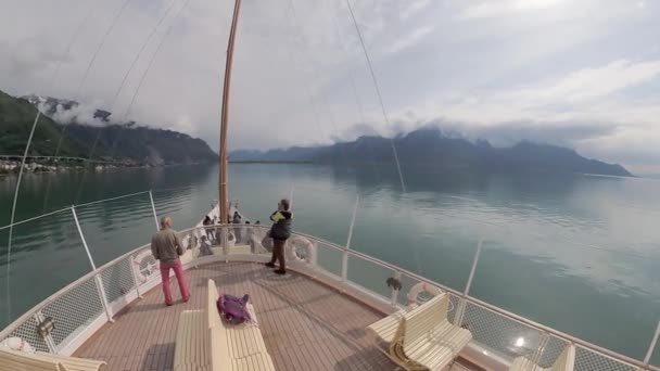 Turisztikai hajó vitorlák, a Genfi-tó mentén a Chillon vár — Stock videók