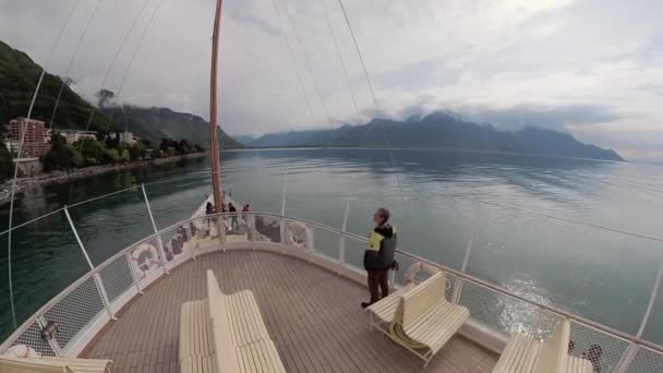 Nave Turistica Naviga Lungo Lago Ginevra Fino Castello Chillon — Video Stock