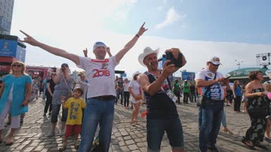 Futbol taraftarları takım Hırvatistan ve Türkiye arasındaki maç günü şehrin sokaklarında destek