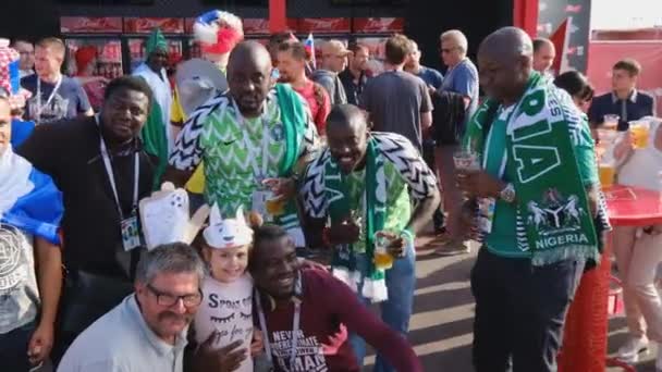 Zespoły wsparcia kibiców na ulicach miasta w dniu meczu między Chorwacją a Nigeria — Wideo stockowe