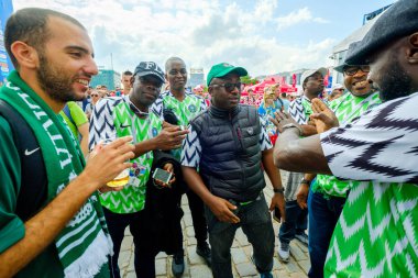 Futbol taraftarları takım Hırvatistan ve Türkiye arasındaki maç günü şehrin sokaklarında destek