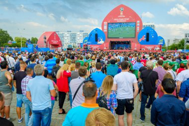 Futbol taraftarları takım Hırvatistan ve Türkiye arasındaki maç günü şehrin sokaklarında destek