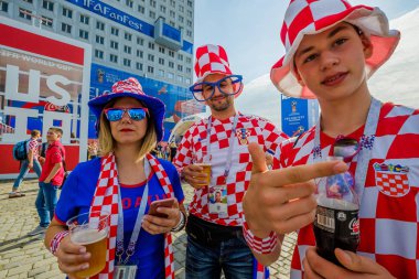 Futbol taraftarları takım Hırvatistan ve Türkiye arasındaki maç günü şehrin sokaklarında destek