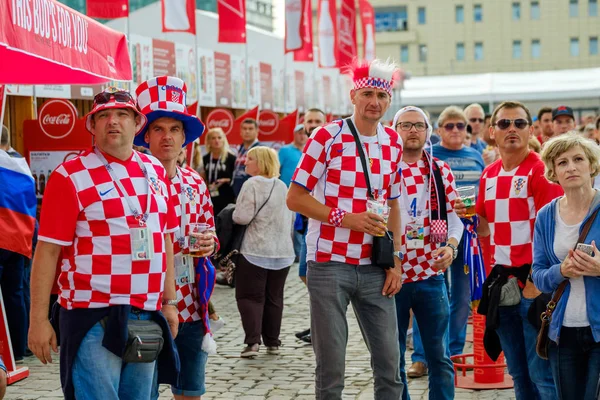 Football fans support teams on the streets of the city on the day of the match between Croatia and Nigeria — Stock Photo, Image