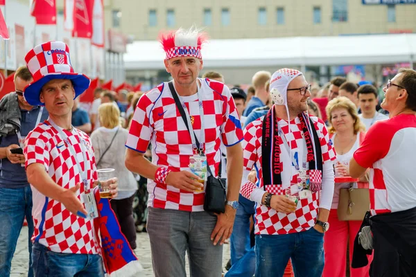 Fußballfans unterstützen Teams auf den Straßen der Stadt am Tag des Spiels zwischen Kroatien und Nigeria — Stockfoto