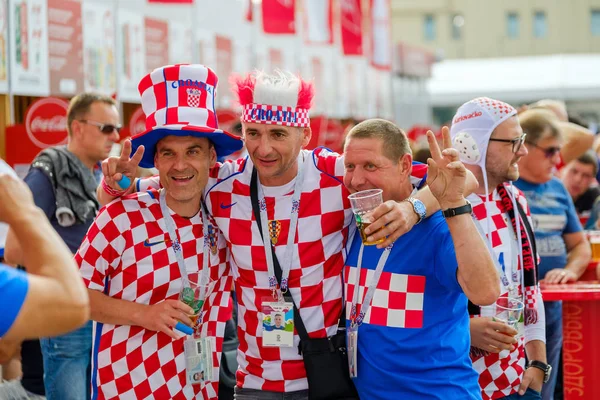 フットボールのファンは、クロアチアとナイジェリアの間のマッチの日に市内の路上でチームをサポートします。 — ストック写真