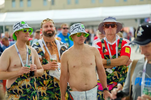 Futbol taraftarları takım Hırvatistan ve Türkiye arasındaki maç günü şehrin sokaklarında destek