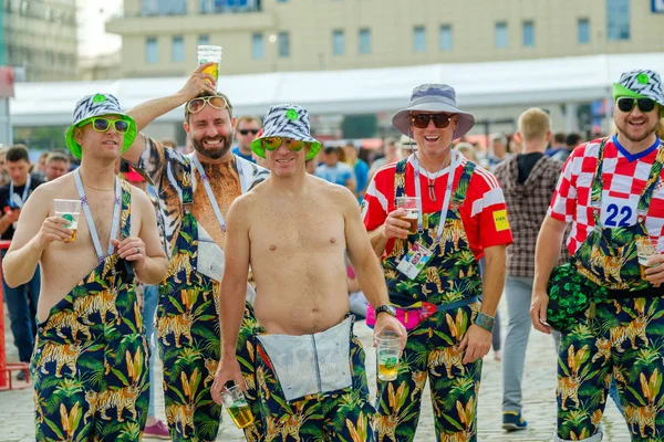 Futbol taraftarları takım Hırvatistan ve Türkiye arasındaki maç günü şehrin sokaklarında destek