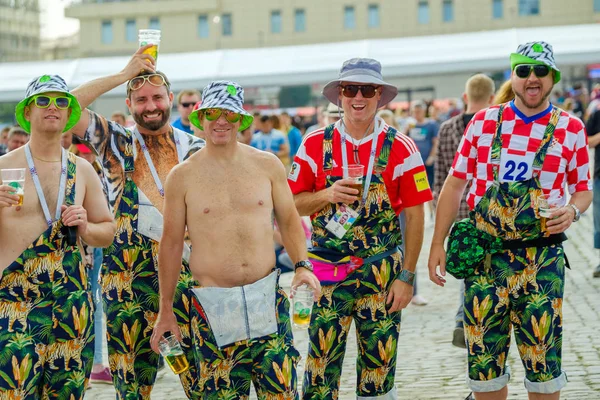 Futbol taraftarları takım Hırvatistan ve Türkiye arasındaki maç günü şehrin sokaklarında destek