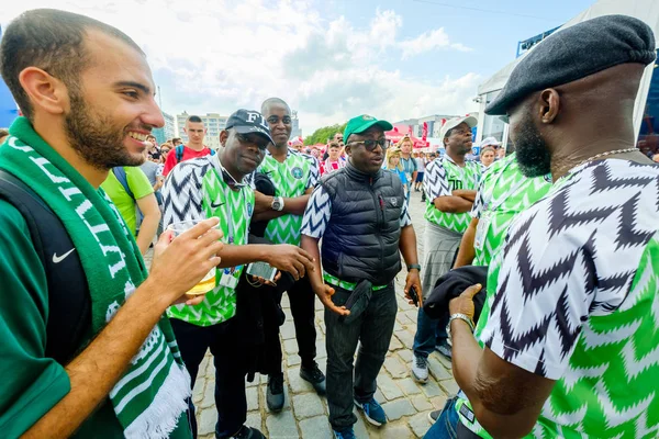 Futbol taraftarları takım Hırvatistan ve Türkiye arasındaki maç günü şehrin sokaklarında destek