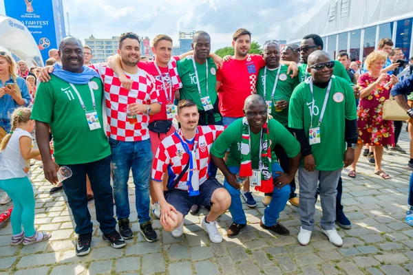 Los aficionados al fútbol apoyan a los equipos en las calles de la ciudad el día del partido entre Croacia y Nigeria — Foto de Stock