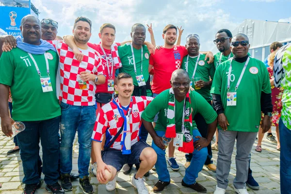 Futbol taraftarları takım Hırvatistan ve Türkiye arasındaki maç günü şehrin sokaklarında destek