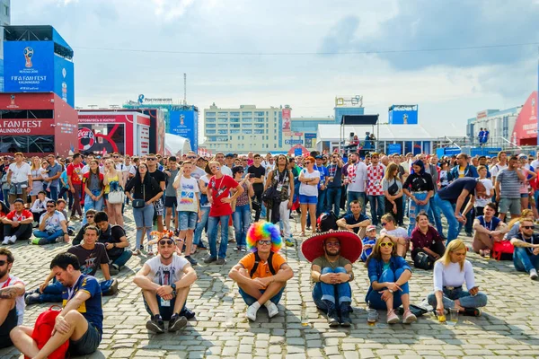 Los aficionados al fútbol apoyan a los equipos en las calles de la ciudad el día del partido entre Croacia y Nigeria — Foto de Stock