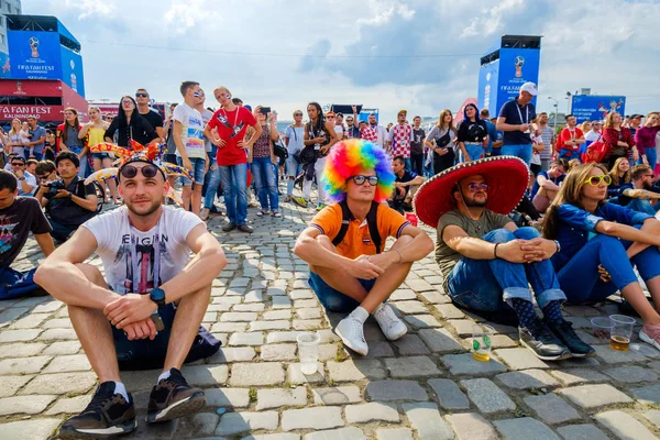 Football fans support teams on the streets of the city on the day of the match between Croatia and Nigeria — Stock Photo, Image