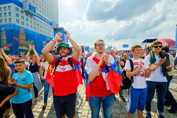 Los aficionados al fútbol apoyan a los equipos en las calles de la ciudad el día del partido entre Croacia y Nigeria — Foto de Stock