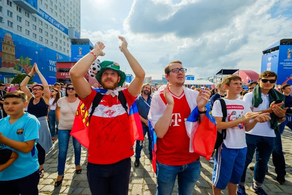 Los aficionados al fútbol apoyan a los equipos en las calles de la ciudad el día del partido entre Croacia y Nigeria — Foto de Stock