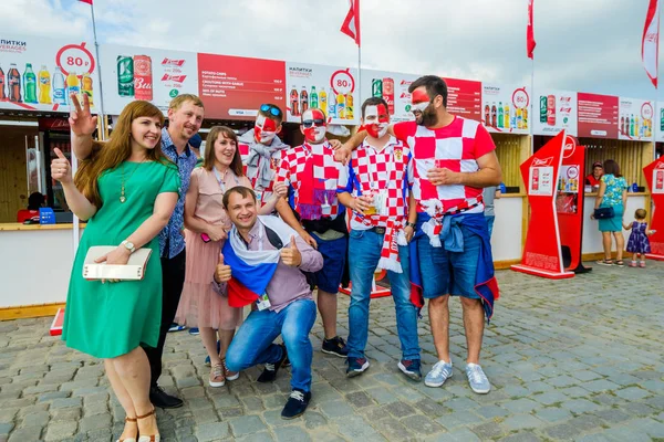 Futbol taraftarları takım Hırvatistan ve Türkiye arasındaki maç günü şehrin sokaklarında destek