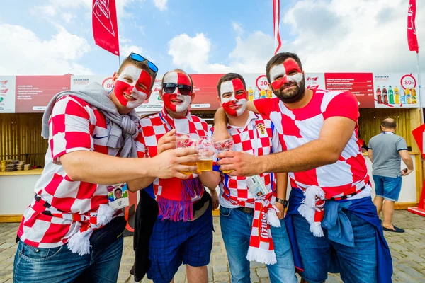 Futbol taraftarları takım Hırvatistan ve Türkiye arasındaki maç günü şehrin sokaklarında destek