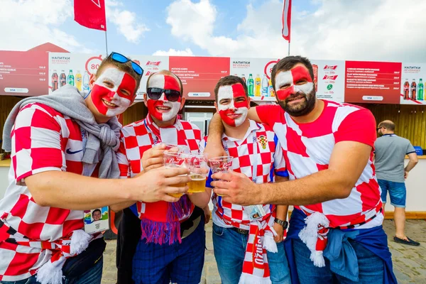 Futbol taraftarları takım Hırvatistan ve Türkiye arasındaki maç günü şehrin sokaklarında destek