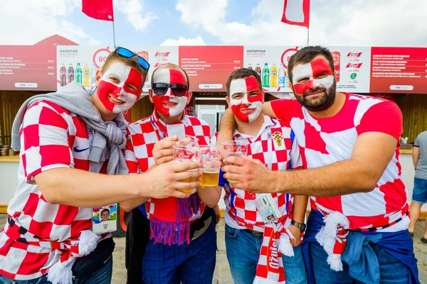 Futbol taraftarları takım Hırvatistan ve Türkiye arasındaki maç günü şehrin sokaklarında destek