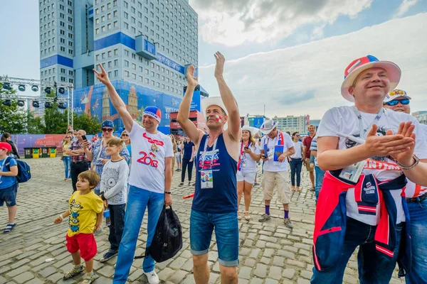 Futbol taraftarları takım Hırvatistan ve Türkiye arasındaki maç günü şehrin sokaklarında destek
