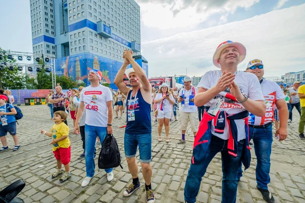 Los aficionados al fútbol apoyan a los equipos en las calles de la ciudad el día del partido entre Croacia y Nigeria — Foto de Stock