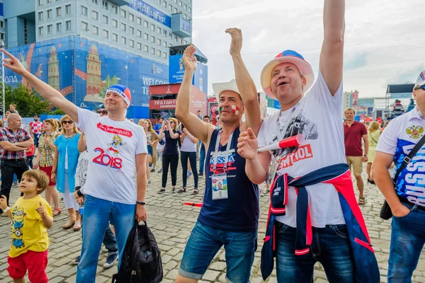 Futbol taraftarları takım Hırvatistan ve Türkiye arasındaki maç günü şehrin sokaklarında destek