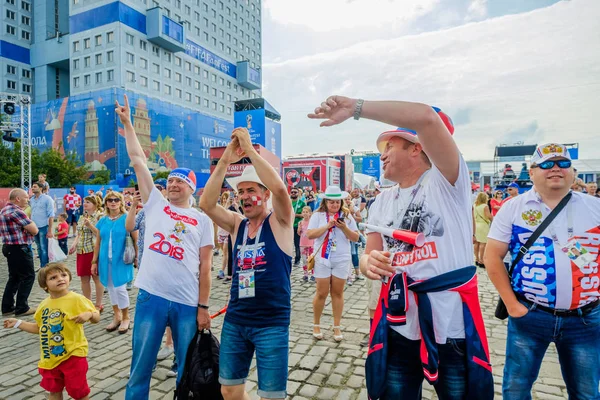 Los aficionados al fútbol apoyan a los equipos en las calles de la ciudad el día del partido entre Croacia y Nigeria — Foto de Stock