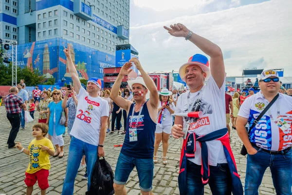Futbol taraftarları takım Hırvatistan ve Türkiye arasındaki maç günü şehrin sokaklarında destek
