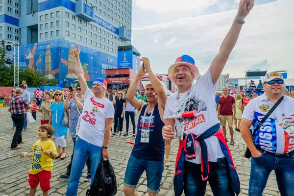 Los aficionados al fútbol apoyan a los equipos en las calles de la ciudad el día del partido entre Croacia y Nigeria — Foto de Stock