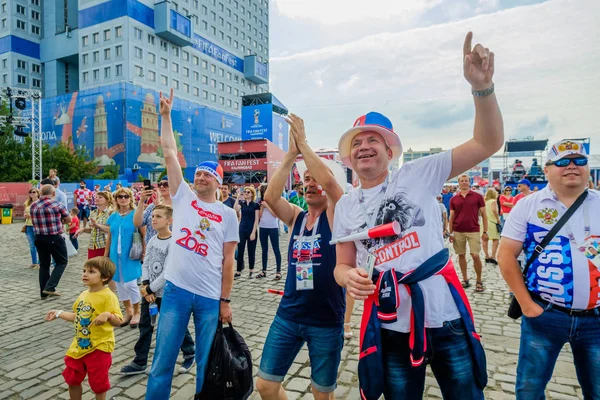 Futbol taraftarları takım Hırvatistan ve Türkiye arasındaki maç günü şehrin sokaklarında destek