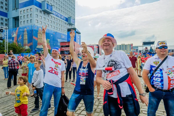 Los aficionados al fútbol apoyan a los equipos en las calles de la ciudad el día del partido entre Croacia y Nigeria — Foto de Stock