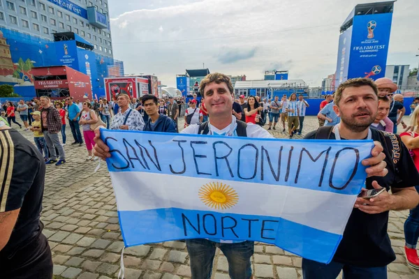 Futbol taraftarları takım Hırvatistan ve Türkiye arasındaki maç günü şehrin sokaklarında destek