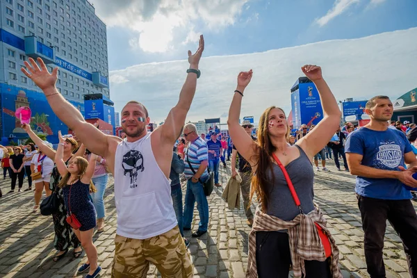 Futbol taraftarları takım Hırvatistan ve Türkiye arasındaki maç günü şehrin sokaklarında destek