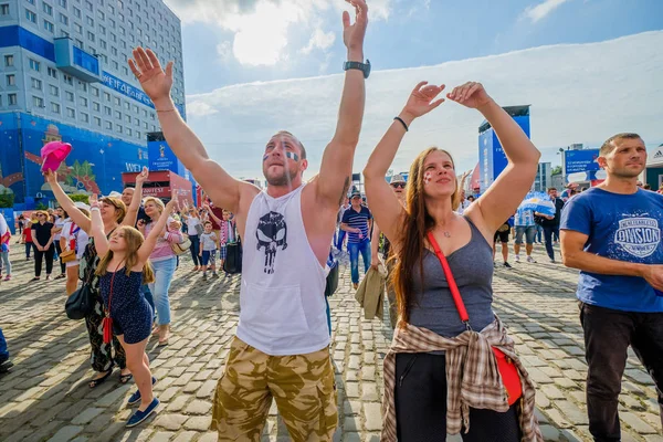 Futbol taraftarları takım Hırvatistan ve Türkiye arasındaki maç günü şehrin sokaklarında destek