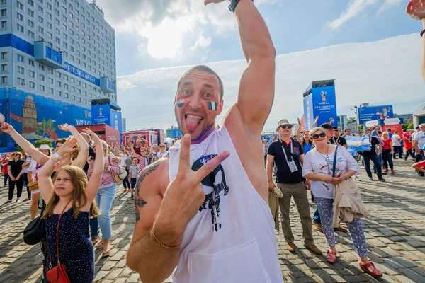 Futbol taraftarları takım Hırvatistan ve Türkiye arasındaki maç günü şehrin sokaklarında destek