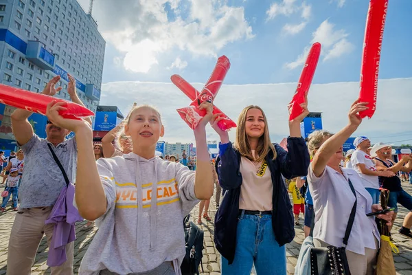Futbol taraftarları takım Hırvatistan ve Türkiye arasındaki maç günü şehrin sokaklarında destek