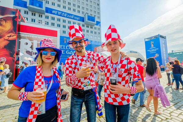 Football fans support teams on the streets of the city on the day of the match between Croatia and Nigeria — Stock Photo, Image