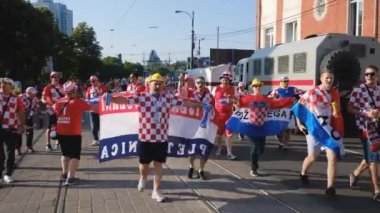 Futbol taraftarları takım Hırvatistan ve Türkiye arasındaki maç günü şehrin sokaklarında destek