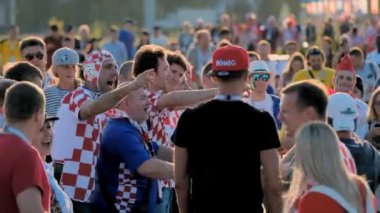 Futbol taraftarları takım Hırvatistan ve Türkiye arasındaki maç günü şehrin sokaklarında destek